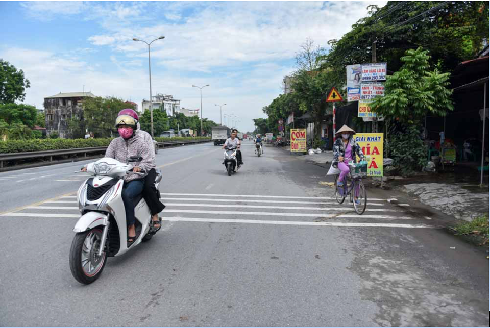 Nhan nhản "sống trâu, rãnh cào" trên quốc lộ 5 - 11
Dọc quốc lộ 5, tình trạng xe máy và xe đạp đi ngược chiều diễn ra phổ biến, đặc biệt vào giờ tan tầm.