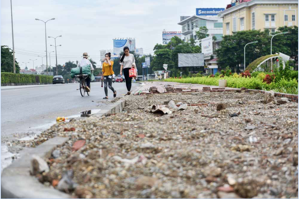 Nhan nhản "sống trâu, rãnh cào" trên quốc lộ 5 - 8
Đoạn vỉa hè được sửa chữa nhưng mãi không hoàn thành.