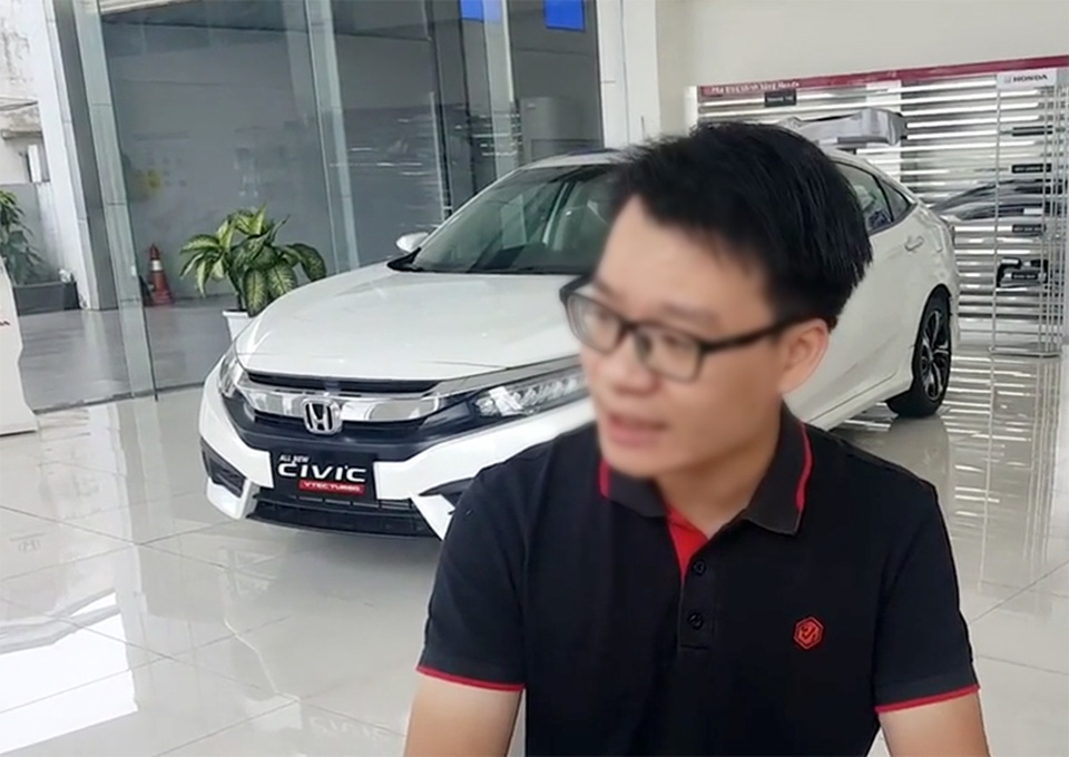 Honda giảm giá sâu CR-V: Hậu quả của việc "chơi dao" - 1 Anh V.K.N (Hà Nội) người đã bền bỉ buộc đại lí Honda Long Biên phải tôn trọng hợp đồng đã kí. Và công sức của anh đã được đền đáp, cho dù đáng nhẽ đây phải là trách nhiệm của đại lí bán xe.