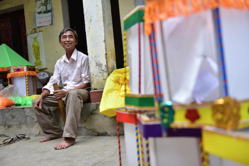 Gặp người đàn ông làm đèn kéo quân "kỷ lục Việt Nam" - 8
Ông Sinh chia sẻ: Bây giờ đồ chơi bằng nhựa, đồ chơi điện tử nhiều, trẻ em cũng không mặn mà với đồ chơi dân gian. Nhưng tôi năm nào cũng duy trì làm đèn, dù ít hay nhiều, vì đây cũng là niềm vui giữ nghề truyền thống.