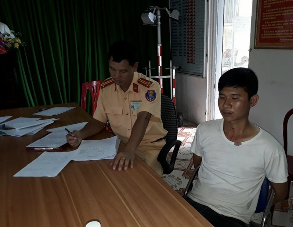 Bắt được đối tượng "chôm" xe khách - 2
Đối tượng khai nhận tại cơ quan chức năng