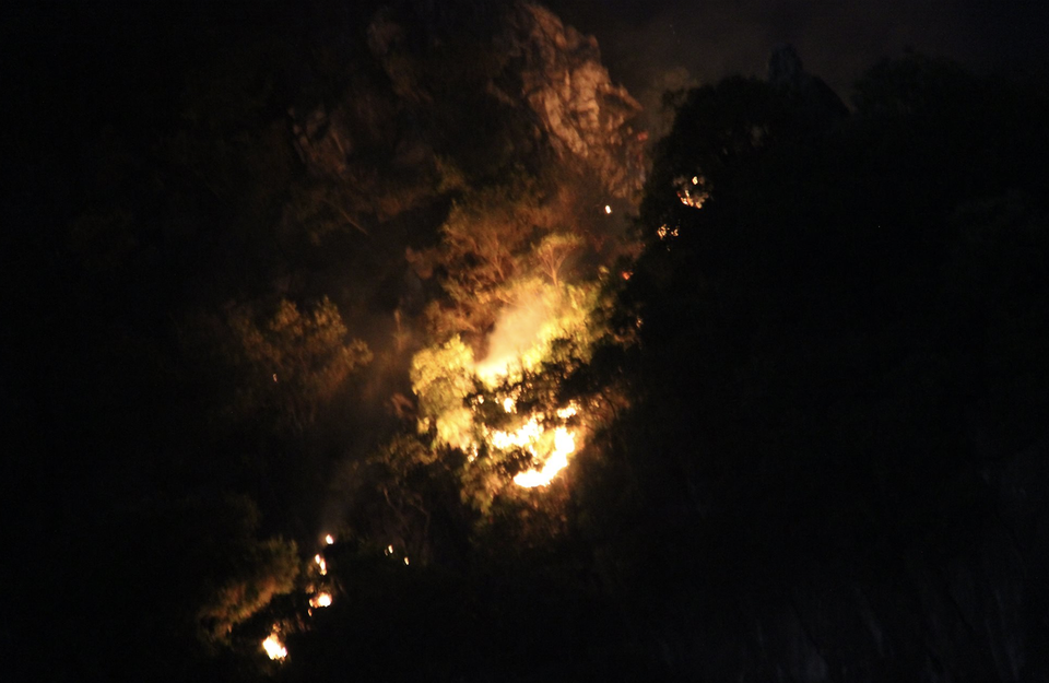 
Đám cháy xuất hiện gần khu vực Núi Bài Thơ
