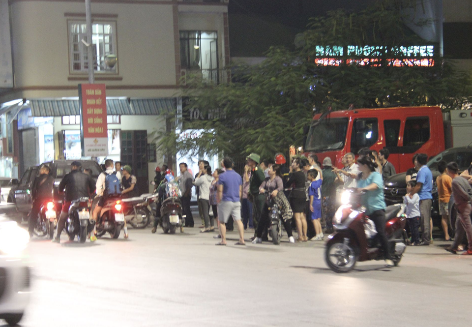 Xuất hiện đám cháy lớn trên đỉnh núi Bài Thơ - 3