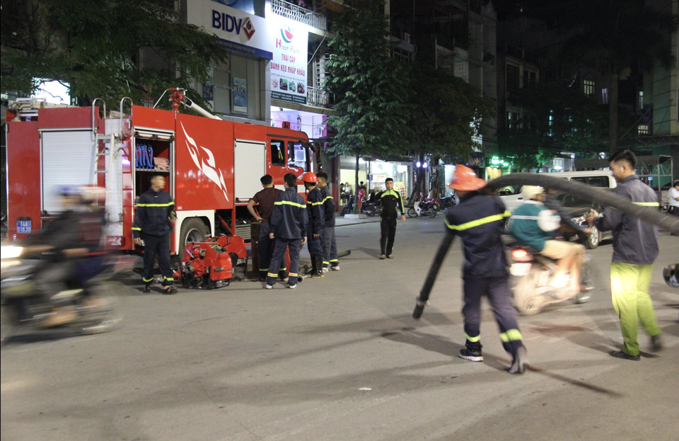 
Nhận được tin báo, lực lượng PCCC đã có mặt tại hiện trường để tổ chức dập lửa.
