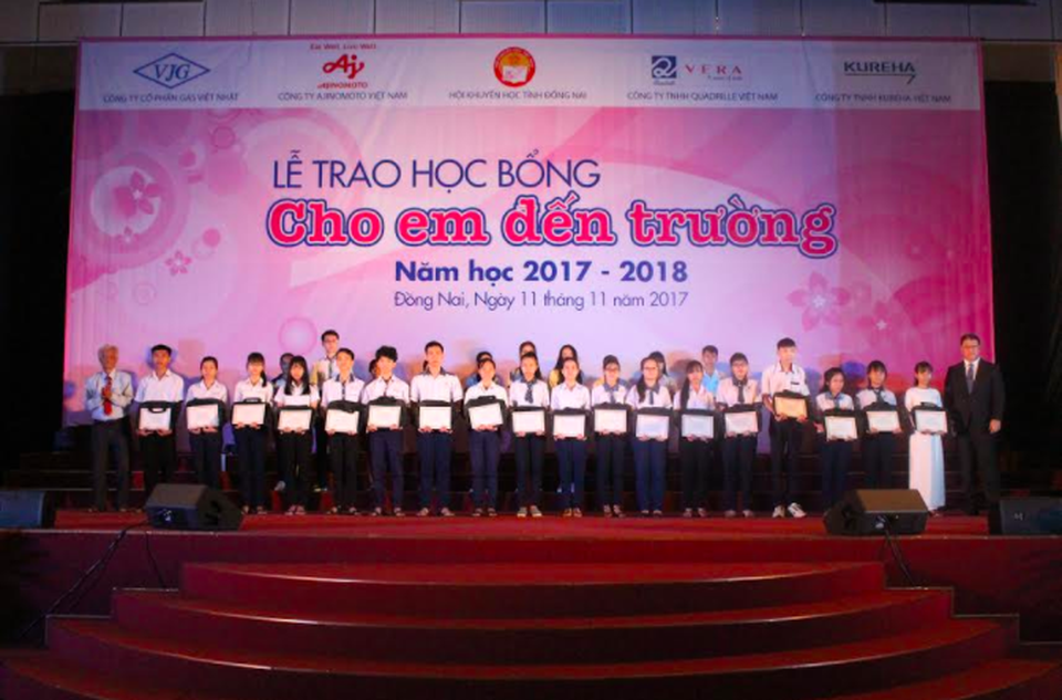 200 học sinh nghèo hiếu học tỉnh Đồng Nai nhận học bổng - 2
Ba doanh nghiệp Nhật Bản đang hoạt động tại Đồng Nai là công ty Quadrille Việt Nam, công ty Kuhera Việt Nam và công ty gas Việt Nhật cũng đóng góp vào Quỹ Học bổng