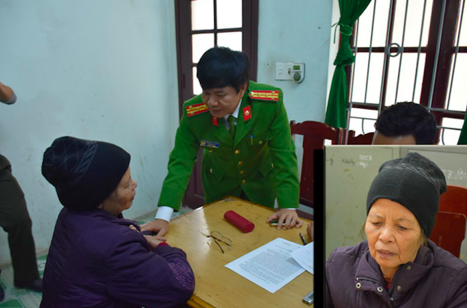 BOT Cai Lậy liên tục “thất thủ”, vớt bom 1,5 tấn “ngủ quên” dưới chân cầu Long Biên - 4
Sau nhiều ngày mất tích, sáng 27/11, lực lượng chức năng đã tìm thấy thi thể cháu bé 20 ngày tuổi. Chiều cùng ngày cơ quan điều tra đã xác định được nghi phạm sát hại cháu bé – đó là bà Phạm Thị Xuân (SN 1952), bà nội cháu bé. Bà Xuân khai vì tin lời thầy bói nên đã thuê người xuống tay dã man với cháu nội mình. Đến ngày 30/11, bà Xuân lại thay đổi lời khai từ một vụ bắt cóc thành việc vô tình làm rơi cháu dẫn đến tử vong. (Ảnh: Bình Minh)