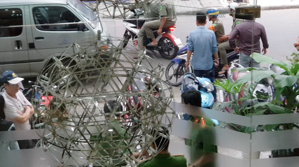“Bất ngờ” bị dẫn giải đi giám định tâm thần! - 3 Khoảng 2 giờ làm việc, lực lượng tham gia quyết định dẫn giải rời khởi nhà bà Hiền.