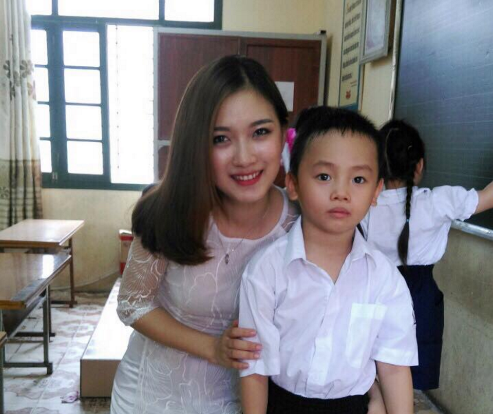 Cô giáo xinh đẹp quạt mát cho học sinh ngày tựu trường gây sốt trên mạng xã hội - 8