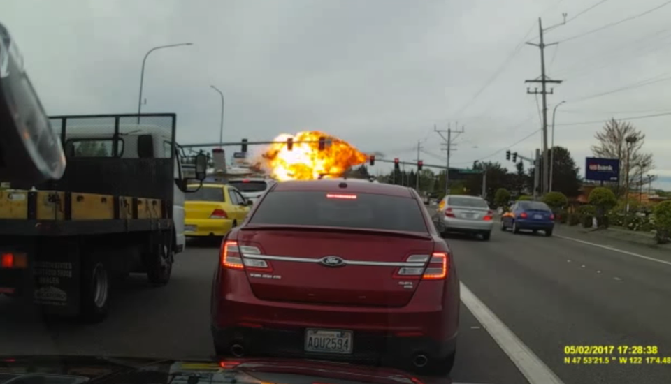 Hãi hùng cảnh camera hành trình ghi lại vụ nổ máy bay kinh hoàng - 1 Vụ nổ xảy ra ngay sát mặt đất, gần đường cao tốc Mukilteo khi máy bay đang cố gắng hạ cánh sau khi phát hiện thấy sự cố.