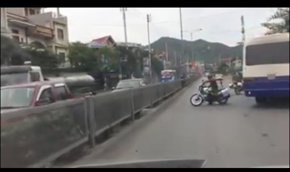 
Chiếc xe nhiều lần vượt qua lực lượng công an và bỏ chạy (ảnh cắt từ clip)
