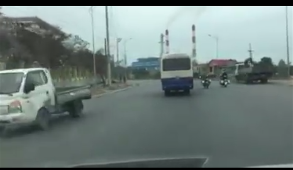 
Quá trình bỏ chạy, chiếc xe còn lấn cả sang làn xe ngược chiều (ảnh cắt từ clip)
