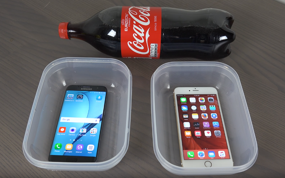 So sánh iPhone và Galaxy S7 Edge qua màn "tra tấn" cùng Coca-Cola - 1 So sánh iPhone và Galaxy S7 Edge qua màn "tra tấn" cùng Coca-Cola - 1