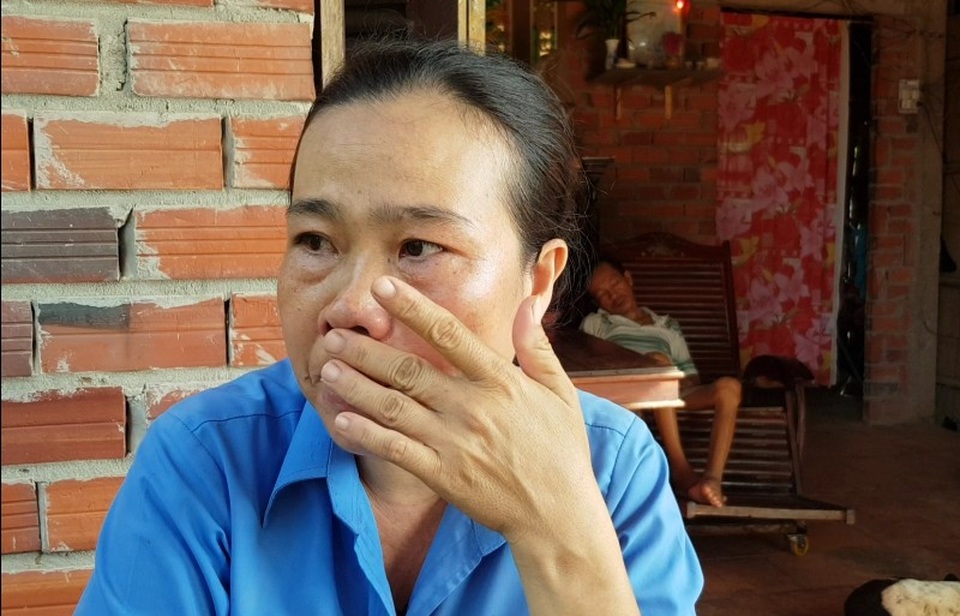 Hai cha con bị chấn thương não không tiền chữa trị - 1 Suốt buổi nói chuyện chị Xuân cứ đưa tay gạt nước mắt