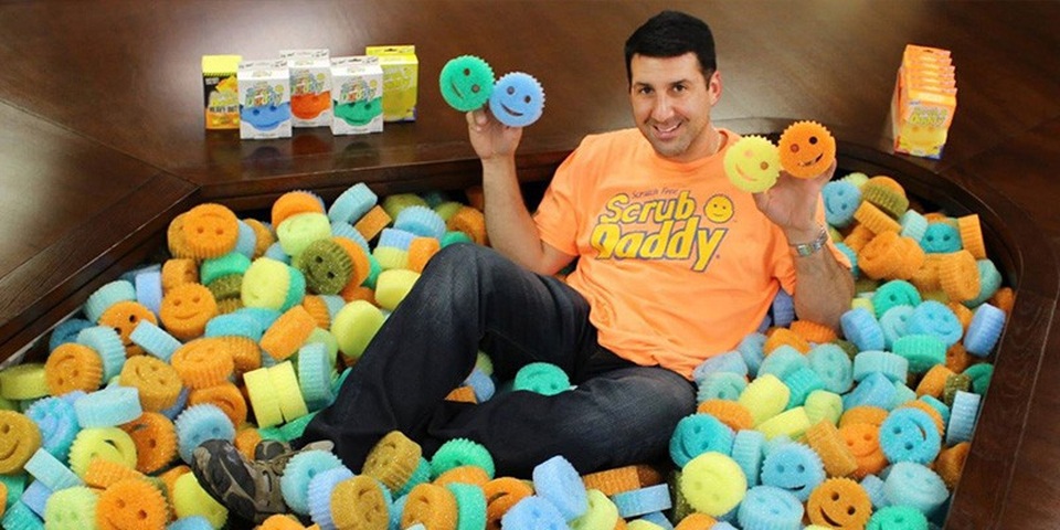 Bán miếng cọ rửa, được đầu tư ngay 200.000 USD - 1
Ông Aaron Krause, CEO của Scrub Daddy và miếng bọt biển cọ rửa thần kỳ. (Nguồn: yourstory.com)