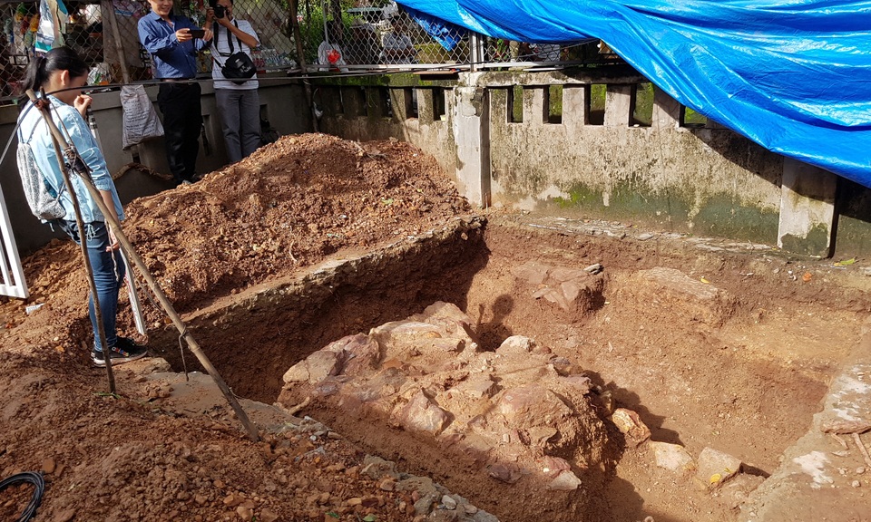 Sẽ mở rộng khai quật tìm kiếm dấu vết lăng mộ vua Quang Trung - 2 Hố số 5 nơi có dấu tích một kiến trúc đá nghi là chân móng của một tường thành rộng lớn có niên đại từ đời chúa Nguyễn đến Tây Sơn-vua Nguyễn