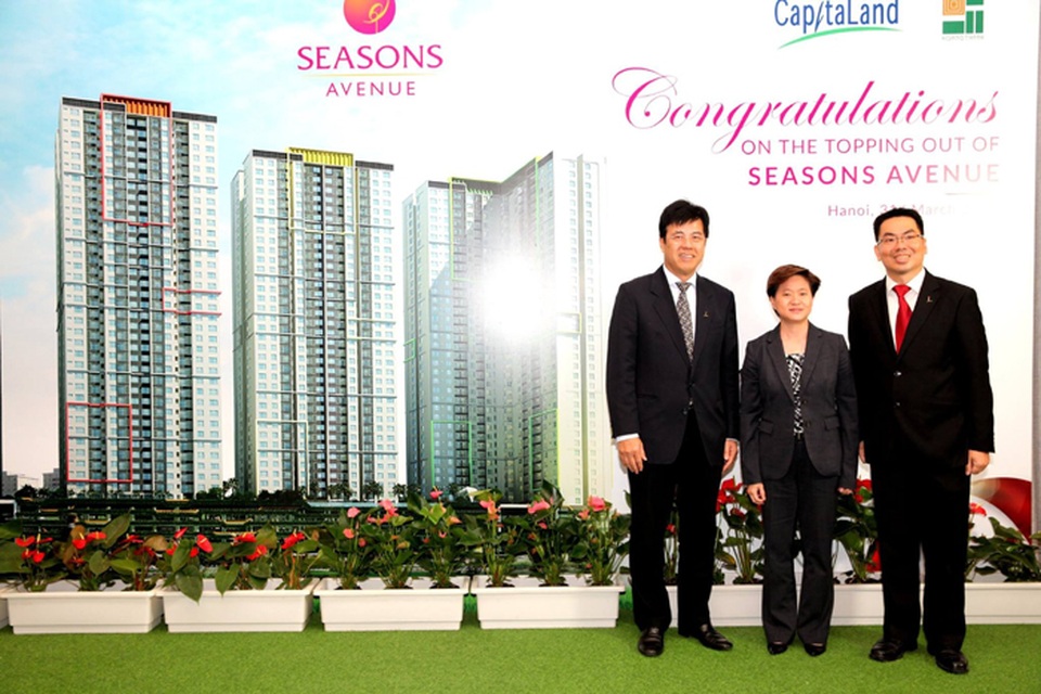 Dự án vượt tiến độ 3 tháng, lợi ích nhân đôi cho khách hàng - 1 Đại diện chủ đầu tư CapitaLand cùng đại sứ đặc mệnh toàn quyền nước cộng hòa Singapore tại Việt Nam tham dự lễ cất nóc dự án Seasons Avenue