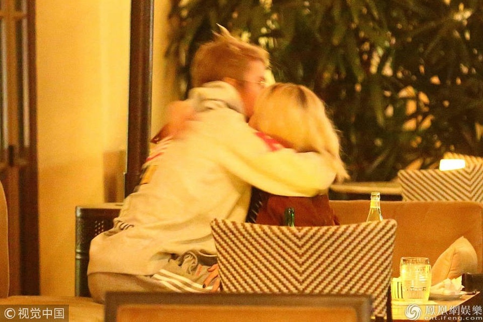 Selena Gomez xác nhận "yêu lại từ đầu" với Justin Bieber - 11
Justin và Selena khóa môi trong một buổi hò hẹn vào ngày 30/11.