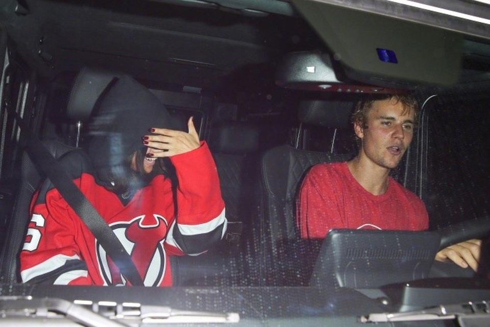 Selena Gomez và Justin Bieber tiếp tục bị bắt gặp cùng nhau - 8
Mối quan hệ giữa Selena và Justin được cải thiện sau khi Selena công khai chuyện cô phẫu thuật thay thận. Justin tìm cách liên lạc và động viên Selena suốt thời gian qua.