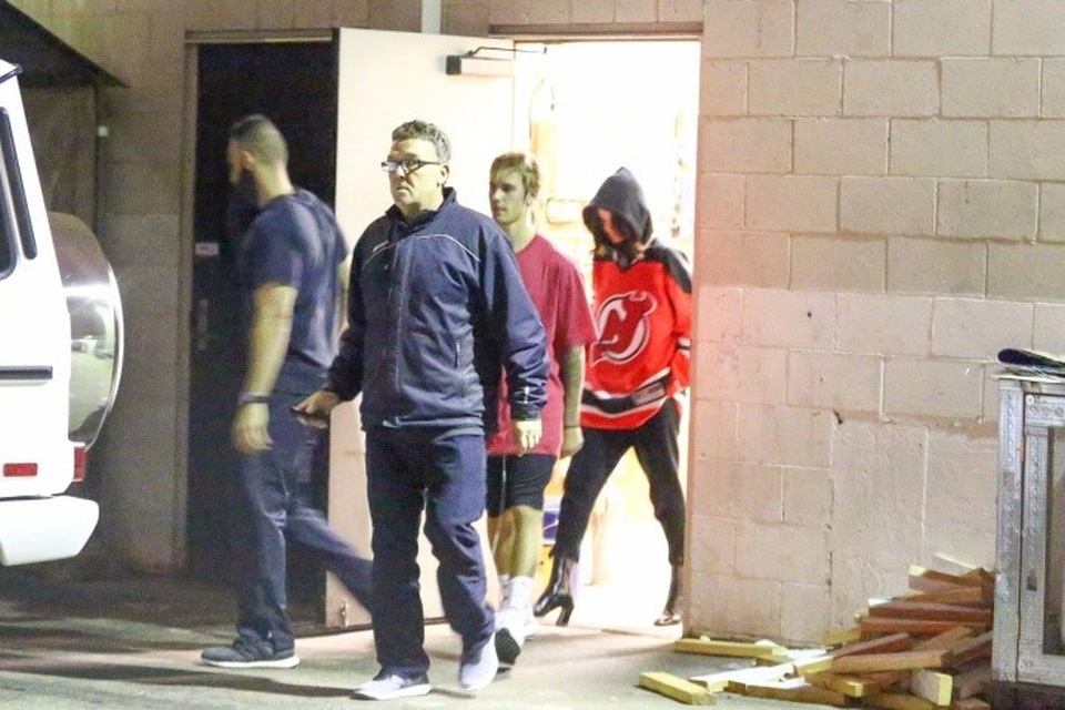 Selena Gomez và Justin Bieber tiếp tục bị bắt gặp cùng nhau - 3
Cả Justin và Selena đều chưa lên tiếng xác nhận hay phủ nhận thông tin họ đã quay lại với nhau bất chấp tò mò của người hâm mộ.