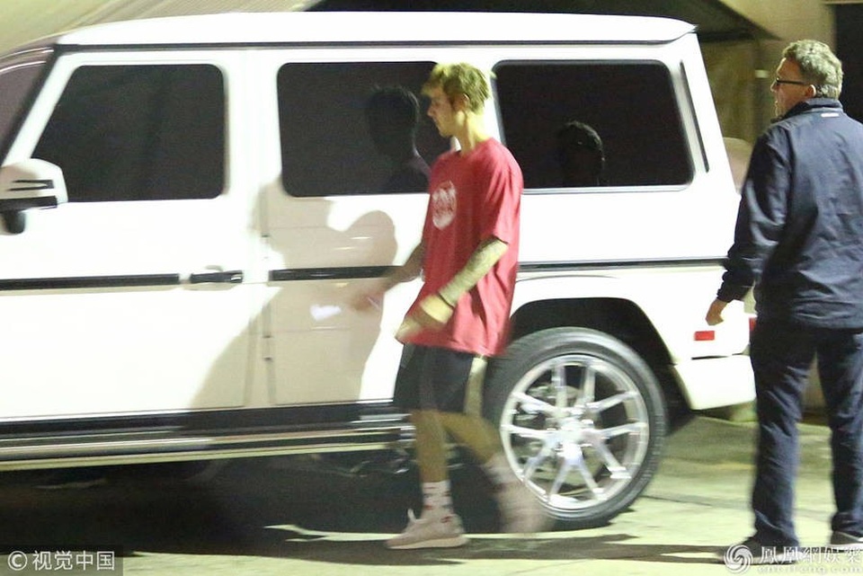 Selena Gomez và Justin Bieber tiếp tục bị bắt gặp cùng nhau - 4
Justin ra xe mở cửa trước rồi Selena lên sau.