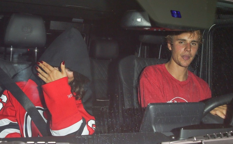 Selena Gomez và Justin Bieber tiếp tục bị bắt gặp cùng nhau - 5
Nữ ca sĩ nổi tiếng lấy tay che mặt khi biết giới săn tin đang hướng ống kính về phía cô. Dù che mặt nhưng mọi người vẫn nhận ra nụ cười trên môi nữ ca sĩ nổi tiếng.