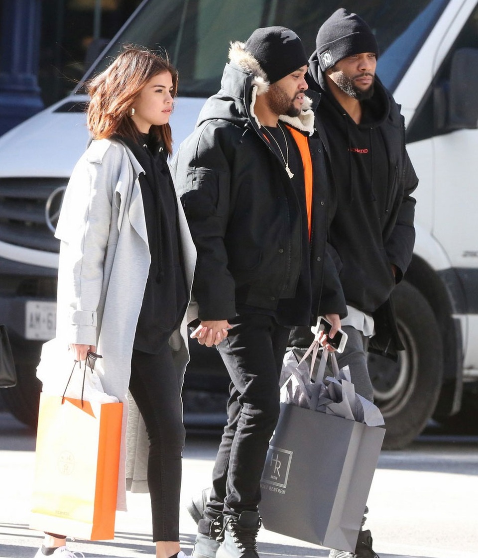 Selena Gomez rạng ngời hạnh phúc bên tình mới The Weeknd - 1
Selena Gomez và The Weeknd lọt vào tầm ngắm của giới săn tin khi hò hẹn tại Toronto, Canada. The Weeknd đang có lịch biểu diễn tại Canada và không quên mang theo cô bạn gái xinh đẹp.