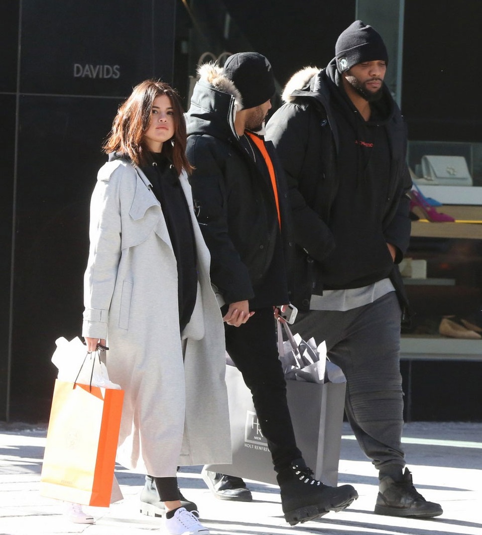 Selena Gomez rạng ngời hạnh phúc bên tình mới The Weeknd - 10
Selena đã quay về New York vào tối 19/3.