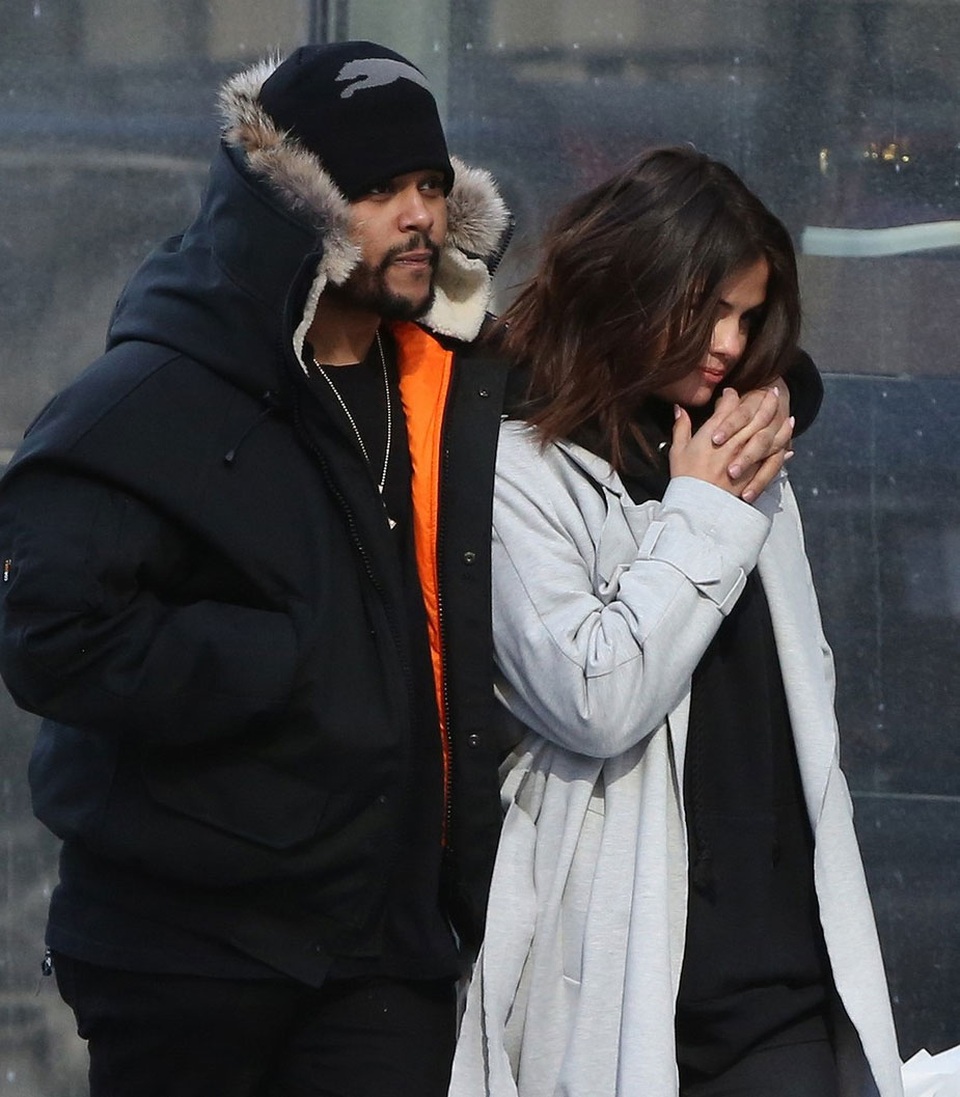 Selena Gomez rạng ngời hạnh phúc bên tình mới The Weeknd - 2
Cặp đôi tranh thủ đi mua sắm và dạo phố. Họ không quên dành cho nhau những cái nắm tay, những nụ hôn ngọt ngào.