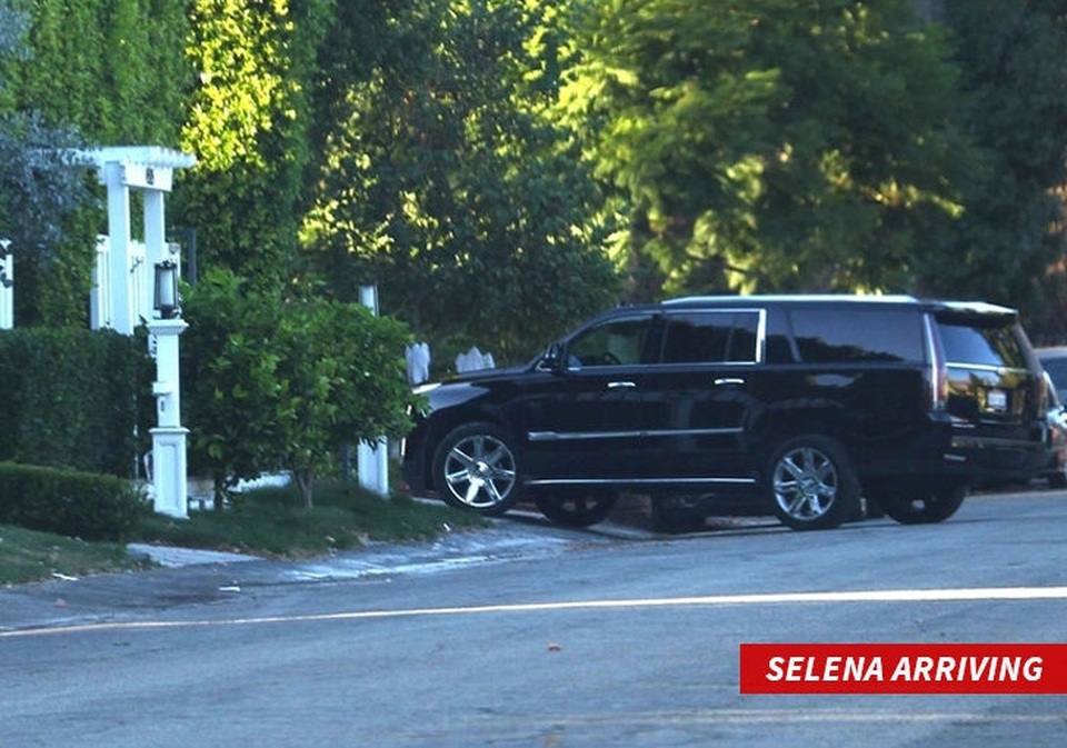 Selena Gomez đưa “tình cũ” Justin Bieber về nhà chơi - 1
Selena Gomez về nhà của cô tại Studio City, Los Angeles, hôm chủ nhật vừa rồi.