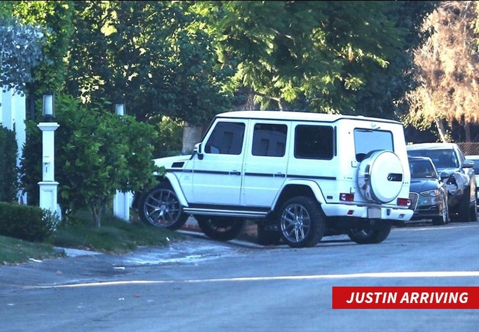 Selena Gomez đưa “tình cũ” Justin Bieber về nhà chơi - 3
...Justin Bieber lái xe tới nhà riêng của Selena Gomez.