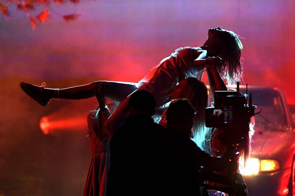 Selena Gomez khoe tóc mới cực xinh tại lễ trao giải AMA 2017 - 12 Selena Gomez khoe tóc mới cực xinh tại lễ trao giải AMA 2017 - 12