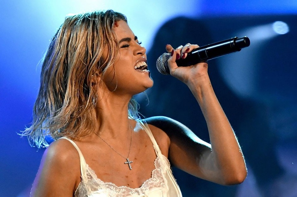 Selena Gomez khoe tóc mới cực xinh tại lễ trao giải AMA 2017 - 9 Selena Gomez khoe tóc mới cực xinh tại lễ trao giải AMA 2017 - 9