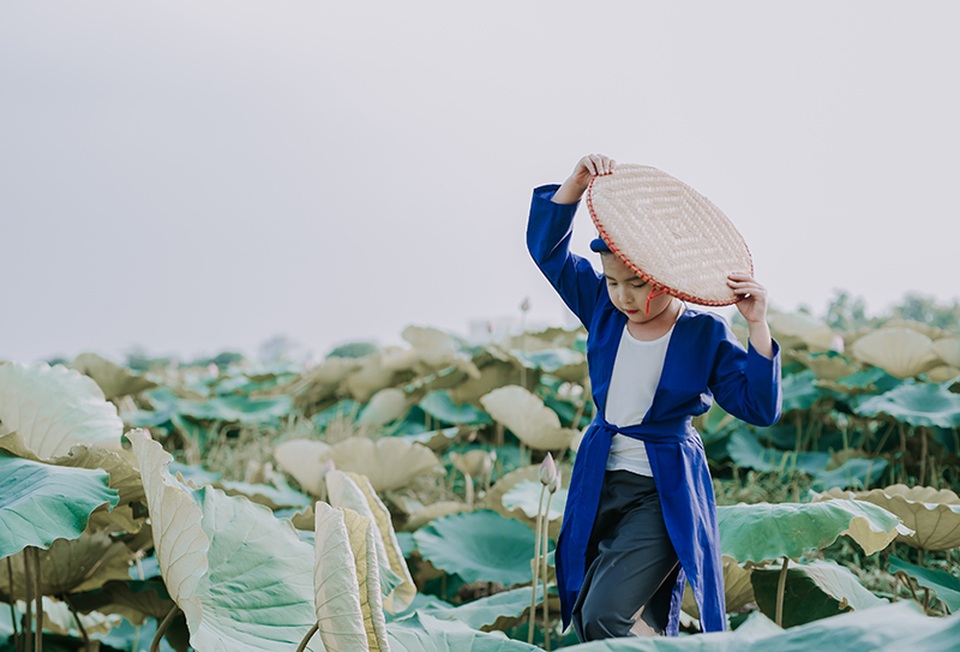 Cô bé sinh năm 2009 hoá thân thành nàng Tấm phiên bản nhí - 3 Chị Trần Thị Liên - mẹ của Gia Hân cho biết: “Bộ ảnh được chụp vào một ngày nắng nóng tháng 6 vừa rồi. Bé nhà mình rất thích các đồ may mặc truyền thống như áo yếm, tứ thân kiểu cô Tấm và cũng thích hoa sen nữa, nên mình muốn lưu lại những khoảnh khắc này cho con”.