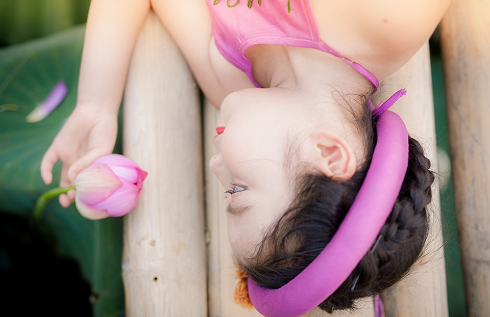 Cô bé sinh năm 2009 hoá thân thành nàng Tấm phiên bản nhí - 8 Bên cạnh đó, ê-kíp cũng chụp những bức ảnh Gia Hân bên hoa sen.