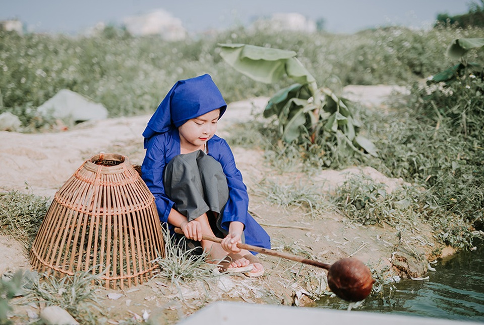 Cô bé sinh năm 2009 hoá thân thành nàng Tấm phiên bản nhí - 5 Nhiếp ảnh trẻ Đặng Vũ Hiệp, người thực hiện bộ ảnh cho biết: “Bé Gia Hân rất dễ thương, đáng yêu và tạo dáng chuyên nghiệp... nhìn thấy là muốn chụp ngay. Ban đầu, bé có chút hơi ngại vì đầm sen khá đông người nhưng sau khi đã làm quen được, bé bắt đầu chơi đùa, cười tinh nghịch, tạo kiểu rất tự nhiên”.