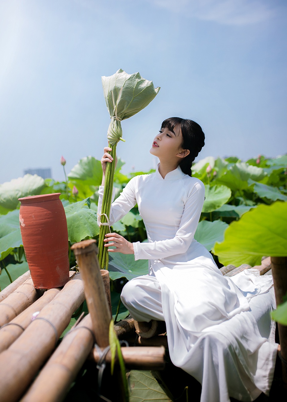Nữ sinh Bưu chính viễn thông thích đọc sách, yêu hoa sen - 8 Bộ ảnh này mới được Thương thực hiện cùng người bạn thân là nhiếp ảnh Tú Bếu.