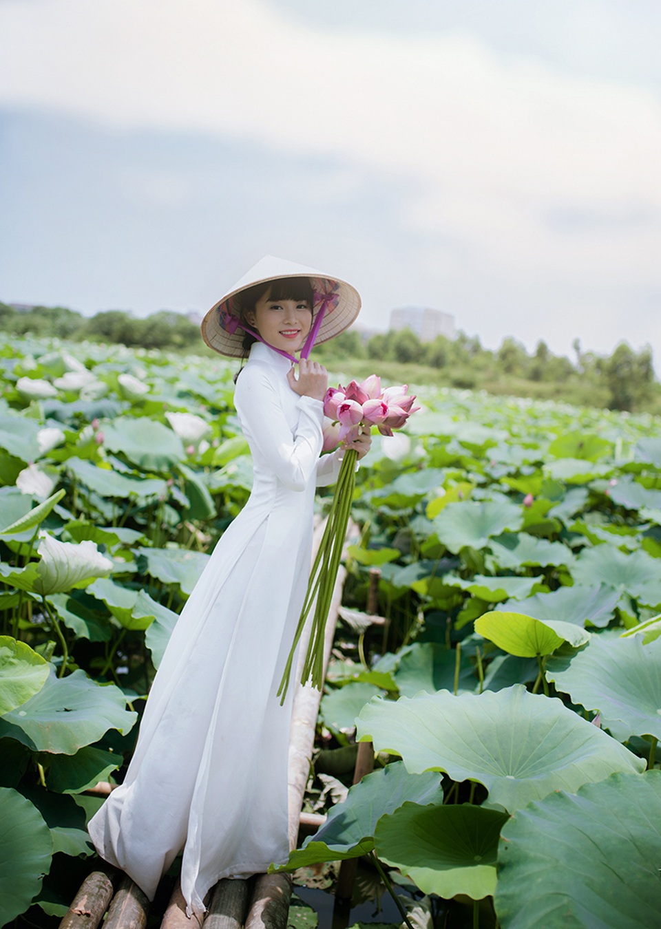 Nữ sinh Bưu chính viễn thông thích đọc sách, yêu hoa sen - 3
Hoài Thương là người con gái lãng mạn. Cô biết Hà Nội có 12 mùa hoa nhưng yêu nhất là hoa sen.