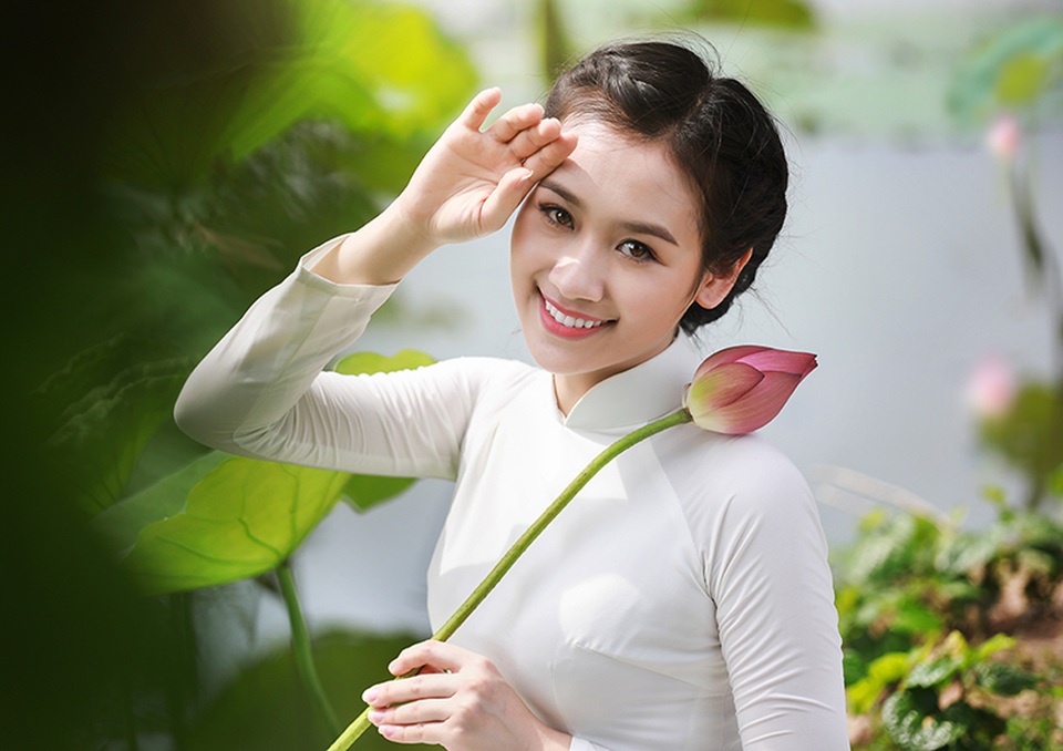 Dịu dàng áo dài trắng giữa đầm sen mùa hạ - 1 Hình ảnh cuốn hút của người con gái trong trang phục áo dài trắng tạo dáng bên hoa sen.