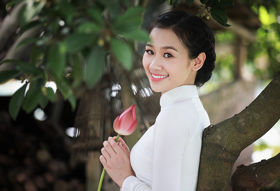 Dịu dàng áo dài trắng giữa đầm sen mùa hạ - 7 Dịu dàng áo dài trắng giữa đầm sen mùa hạ - 7