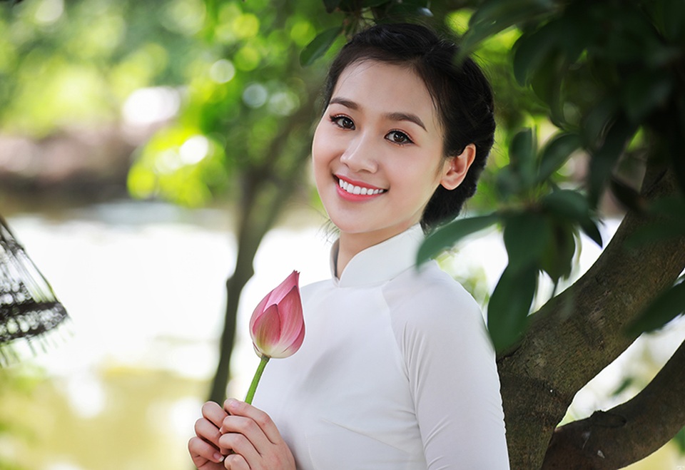Dịu dàng áo dài trắng giữa đầm sen mùa hạ - 8 Dịu dàng áo dài trắng giữa đầm sen mùa hạ - 8