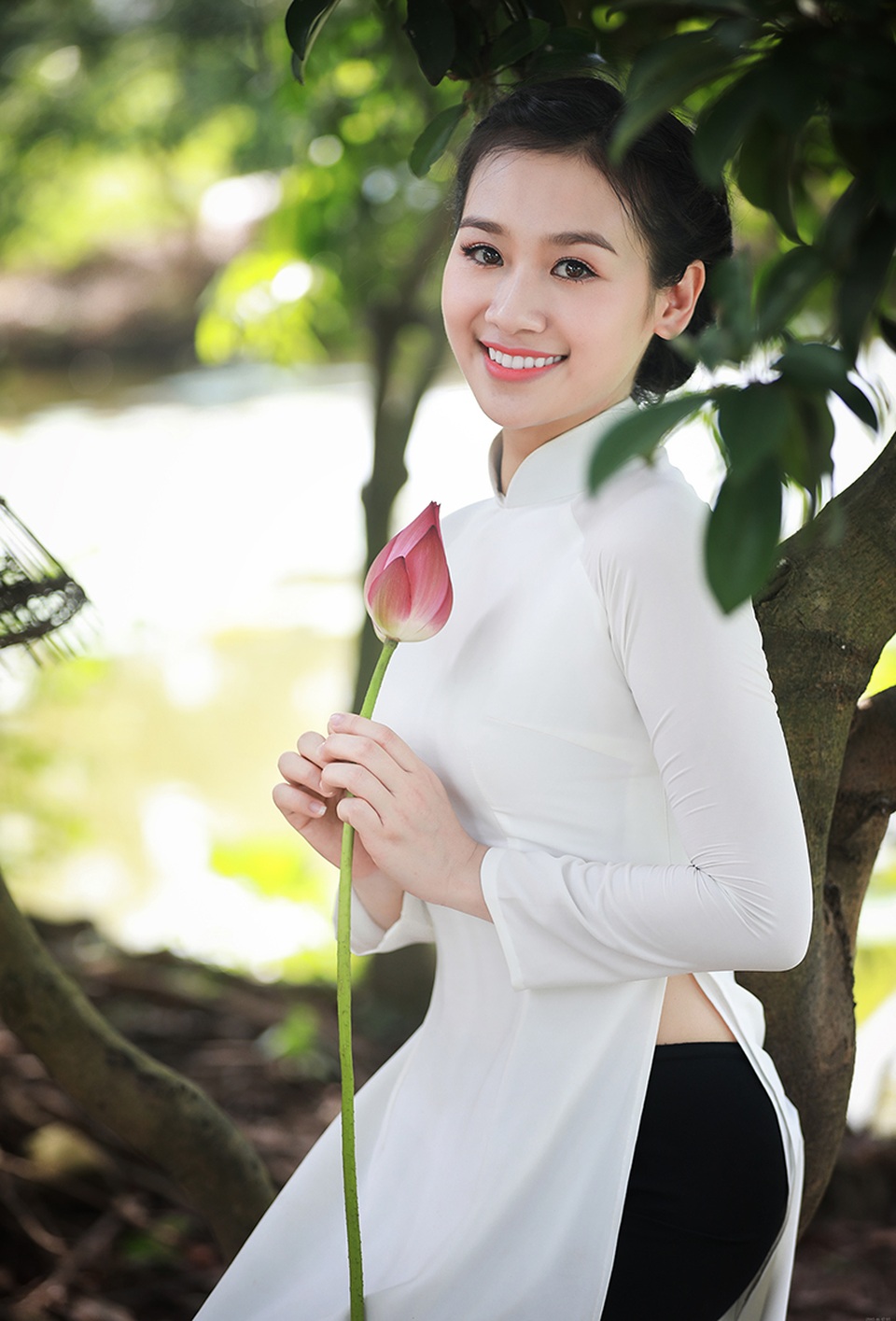 Dịu dàng áo dài trắng giữa đầm sen mùa hạ - 9 Dịu dàng áo dài trắng giữa đầm sen mùa hạ - 9