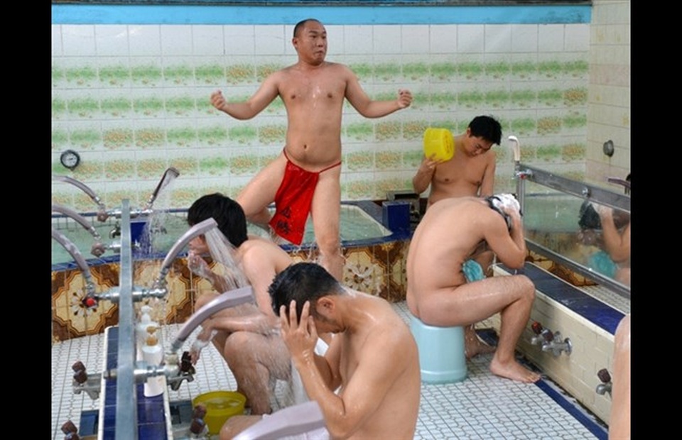Nhật Bản mở “lớp học khỏa thân” nhằm hút khách tới nhà tắm công cộng - 4 Nhà tắm hiện đại dành cho nam