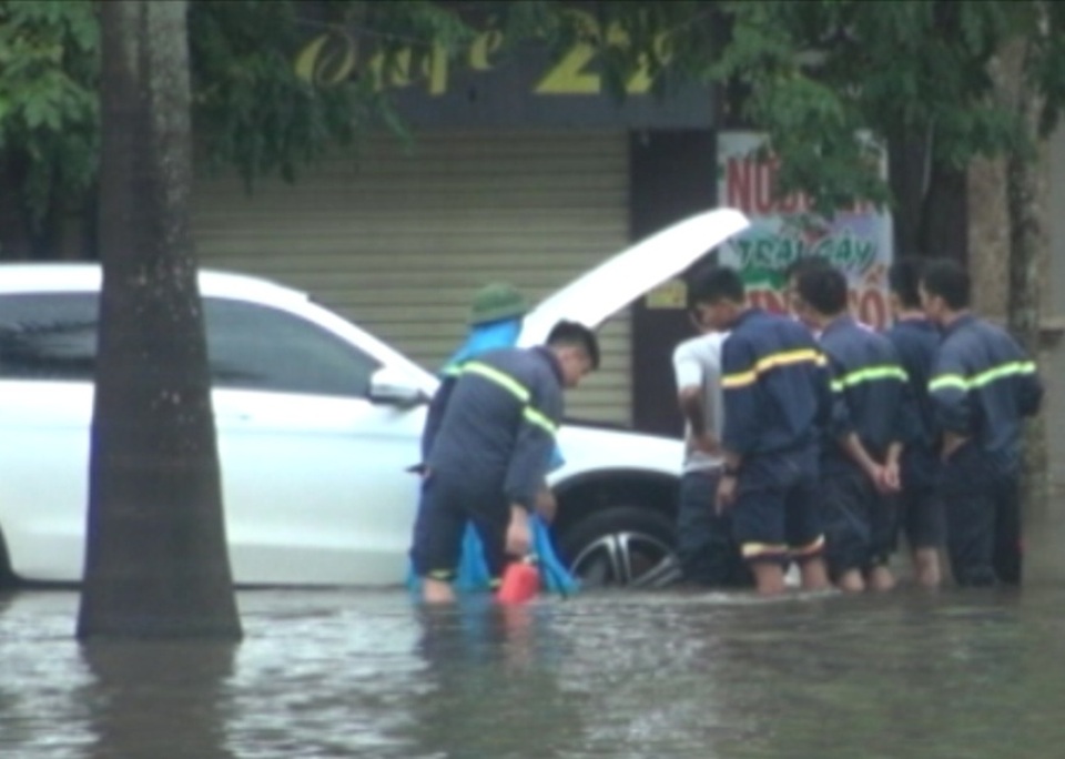 Mưa lớn đã khiến nhiều tuyến phố trên địa bàn thành phố Thanh Hóa bị ngập sâu