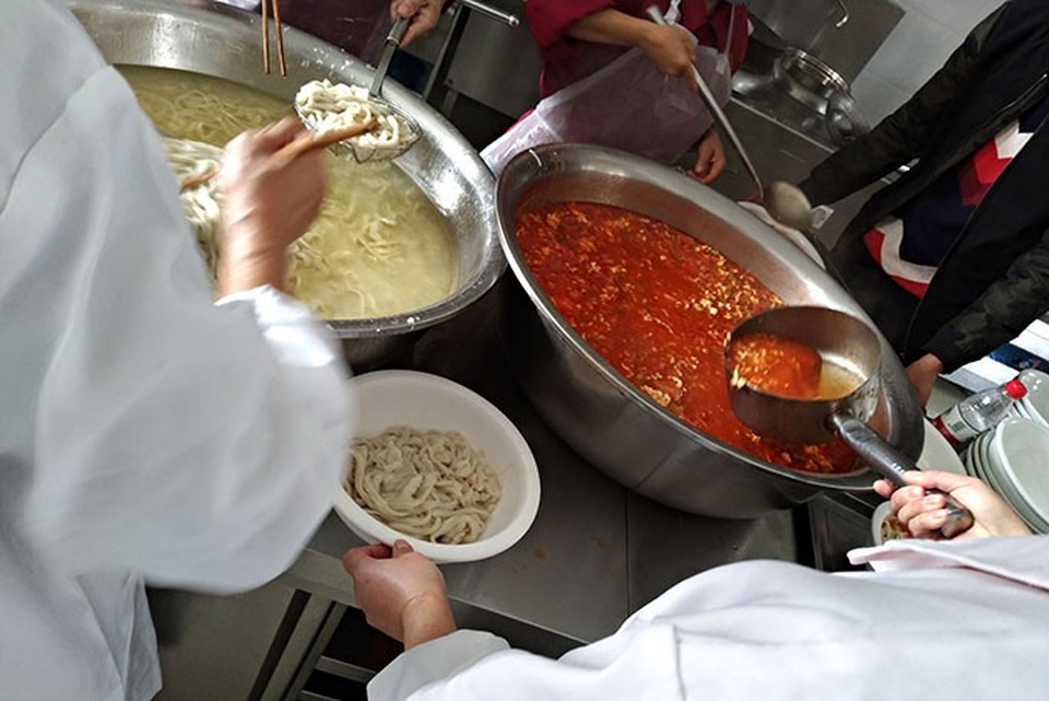 Cận cảnh quá trình làm sợi mỳ dài kỷ lục tới 3km - 3 Sau đó mỳ được cắt thành sợi nhỏ, trộn cùng nước sốt và chia đều cho khách tham dự