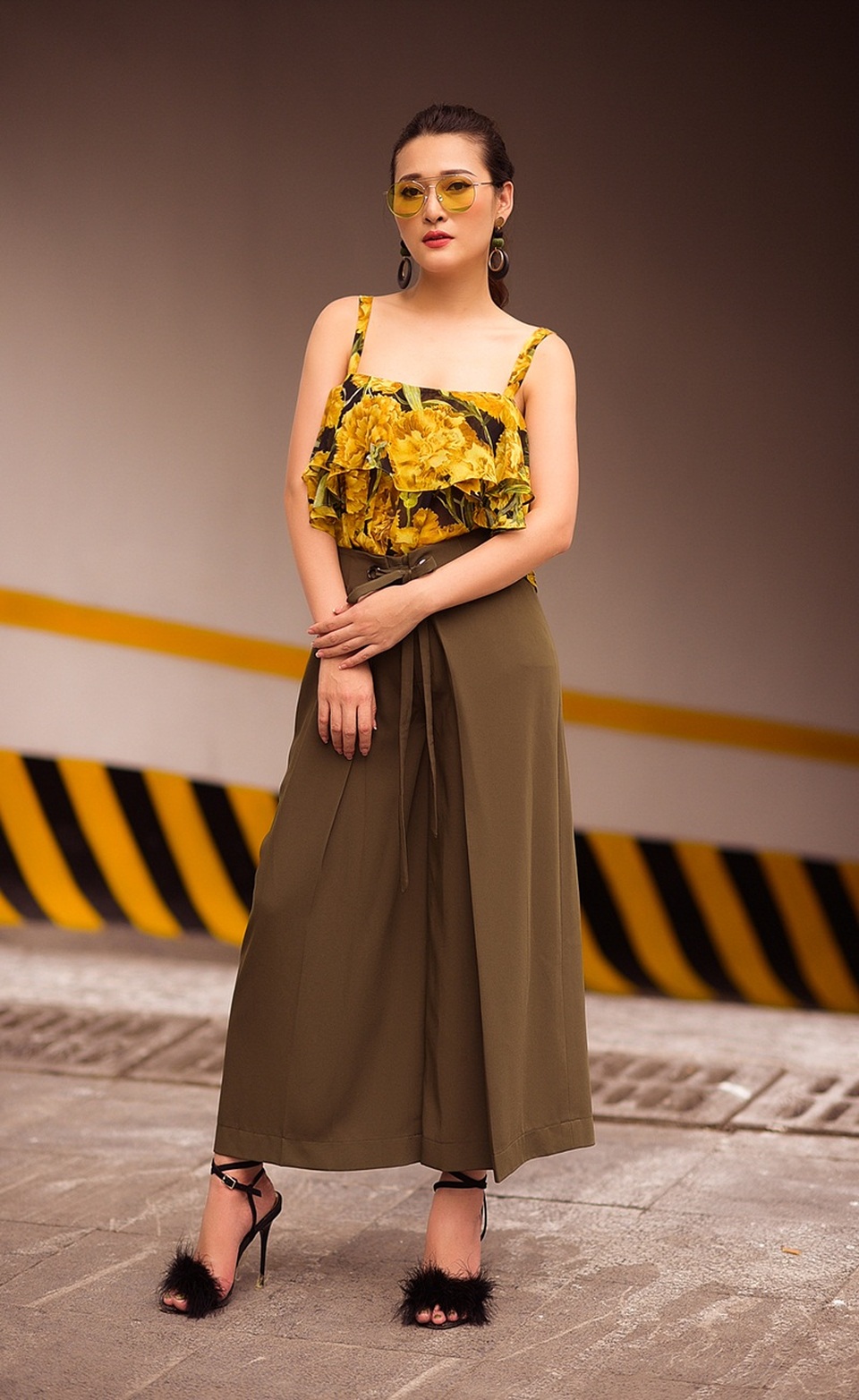 Nữ MC truyền hình biến hóa gợi cảm tựa tín đồ thời trang - 6 Thứ sáu, Thùy Linh theo đuổi mốt quần quấn với áo bèo nhún ở ngực. Người đẹp gợi ý những cô gái có vòng một nhỏ nhắn nên chọn kiểu áo này, bởi phần xếp bèo bồng bềnh trước ngực có tác dụng ăn gian kích thước vòng một, giúp người mặc trông đầy đặn hơn.