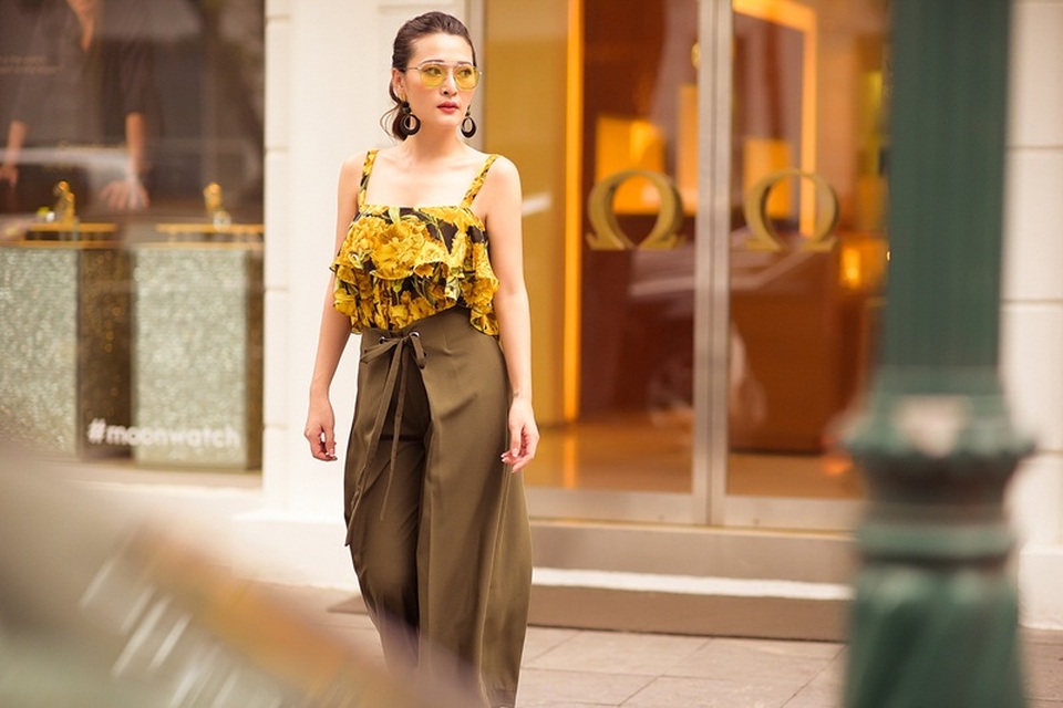 Nữ MC truyền hình biến hóa gợi cảm tựa tín đồ thời trang - 7 Để tăng điểm phong cách, Thùy Linh mix thêm kính phi công có tròng mắt vàng - mốt phụ kiện gây sốt ở mùa mốt năm ngoái được nhiều ngôi sao săn lùng.