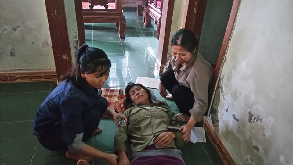 Tiếng khóc xé lòng của thân nhân 3 người bị sét đánh khi đào huyệt - 4 Chị Trần Thị Lý ngất lịm vì quá đau đớn trước sự ra đi của anh Thiên