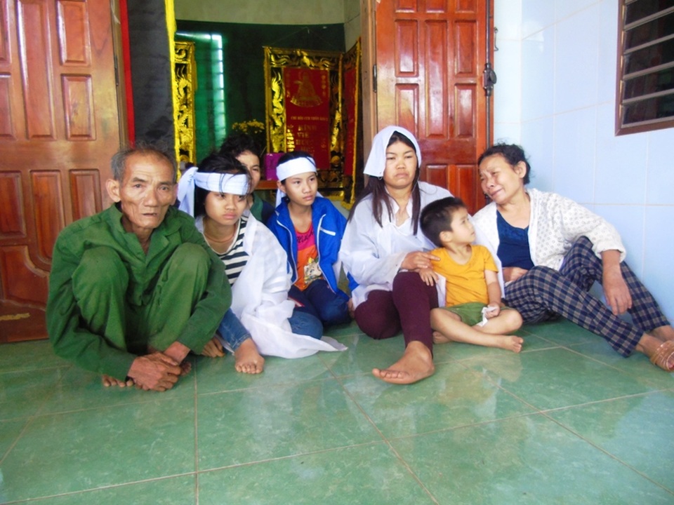 Tiếng khóc xé lòng của thân nhân 3 người bị sét đánh khi đào huyệt - 5 Những tiếng gào khóc ai oán của người vợ và những đứa con, của bố mẹ già trước bàn thờ anh Diệu