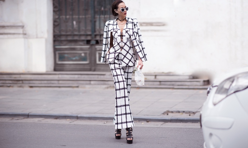 .... giày cao gót... khiến các set đồ trở nên ấn tượng hơn.