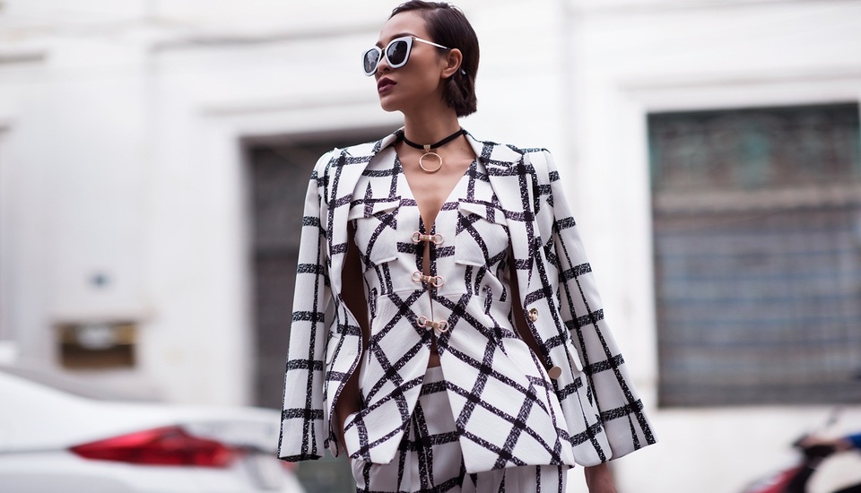 Các phụ kiện đi kèm như kính mắt thời thường, mũ, khuyên tai, túi xách...